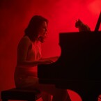 Николь увидела ее